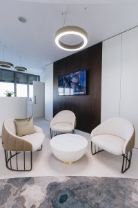 Se světlým vybavením místy kontrastuje čokoládově hnědé dřevo. (Kancelářské prostory v Bratislavě; Zuzana Basandová z ateliéru ZURI Architecture)