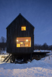 Konstrukčně jde o dřevostavbu postavenou na betonovém podzemním podlaží zděném z DT tvárnic, ve kterém se nachází sklad a dílna