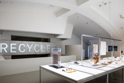 Vitra Design Museum představuje výstavu věnovanou minulosti i budoucnosti plastu