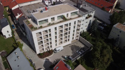 Novostavba bytového domu Zelený dvor citlivě doplňuje historickou strukturu Starého Mesta a přináší moderní městské bydlení ve vnitrobloku.