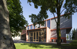 Přístavba školy ve Studenci, CHRAMA: Mírným zkosením střechy přístavby autoři docílili pozvolné a plynulé návaznosti mezi dvěma odlišnými typy střech