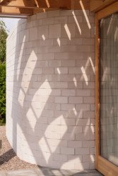 Víkendový dům "Das Glashaus" v Německu, Sigurd Larsen: Soukromí směrem od ulice zajišťuje prohnutá stěna.