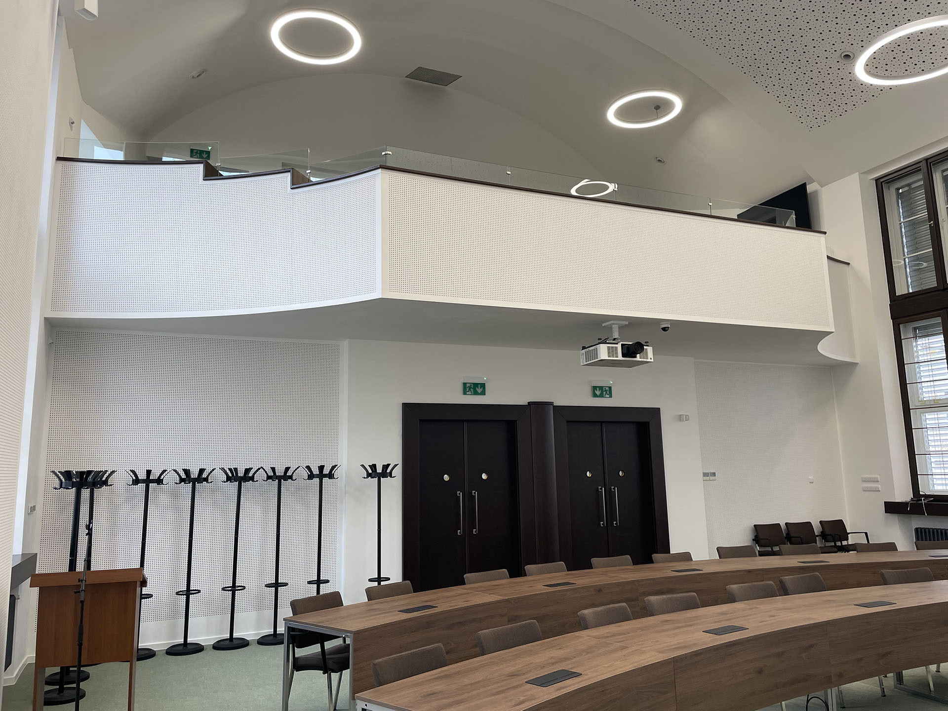 ATELIER SCHMIDT navrhl rekonstrukci společenského sálu v budově děčínského magistrátu.