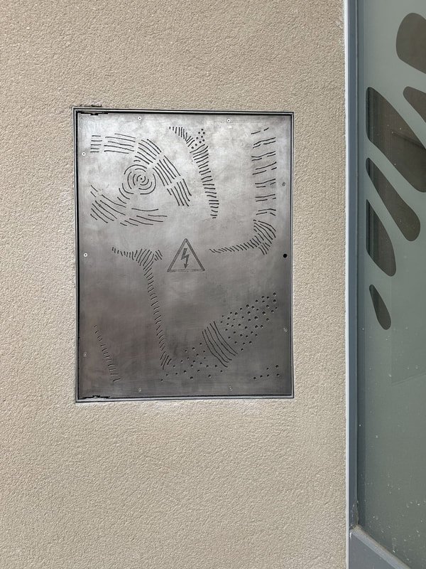 Autorský reliéf se objevil i na technické skříňce.