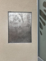 Autorský reliéf se objevil i na technické skříňce.