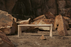 Pískovcový stůl Cutting Edge od Hrdina & České pískovce a studia Lexová & Smetana 