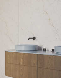 Přední výrobce tvrzeného kamene Technistone představuje novinky pro jaro 2023 se vzory inspirovanými mramorem: na obrázku dekor Calacatta Olympos