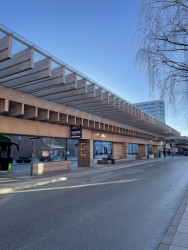 Vlastní zkušenost: Ve spodních částech dřevo po letech trpí, nepůsobí to ale nijak zanedbaně. (Autobusové nádraží Umeå Vasaplan, Wingårdhs + WSP)