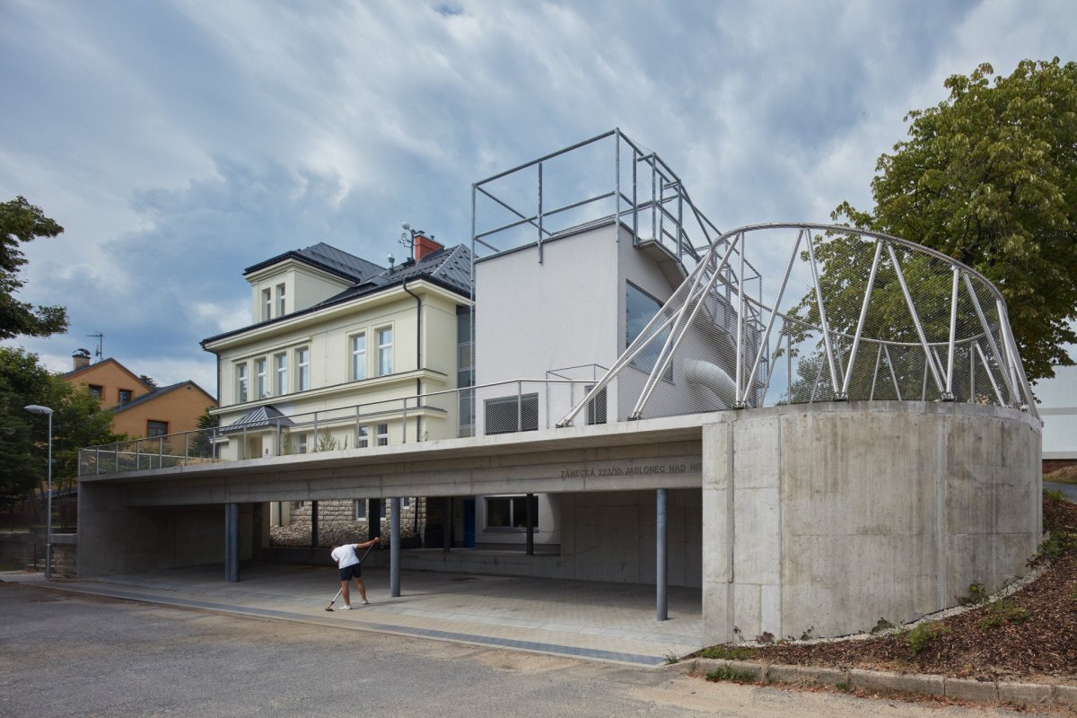 Podobně výraznou formu má Montessori školka v Jablonci nad Nisou.  Ta funguje ve zrekonstruované historické budově, ke které loni přibyla přístavba s dalšími herními prostory.