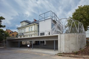 Podobně výraznou formu má Montessori školka v Jablonci nad Nisou.  Ta funguje ve zrekonstruované historické budově, ke které loni přibyla přístavba s dalšími herními prostory.