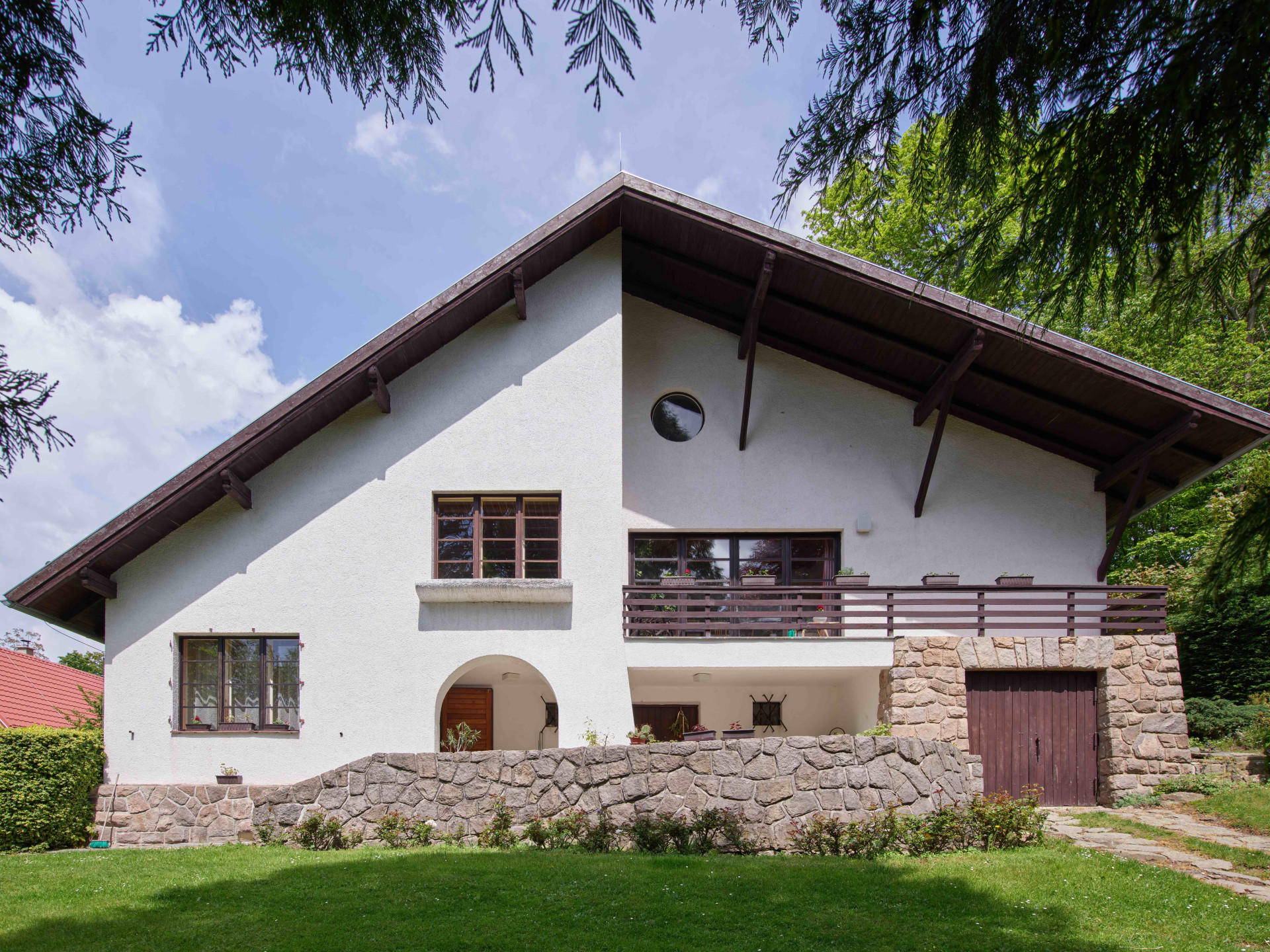 Výstava ve Winternitzově vile představuje soubor chat architektů Františka Cubra a Zdeňka Pokorného na přehradě Seč