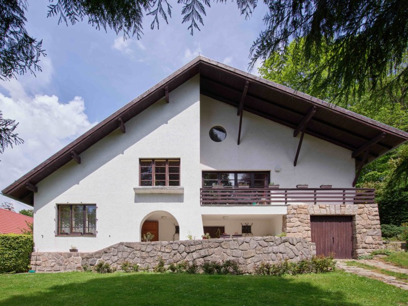 Výstava ve Winternitzově vile představuje soubor chat architektů Františka Cubra a Zdeňka Pokorného na přehradě Seč