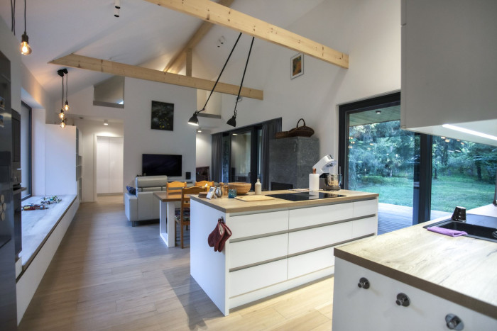 Jednoduchosti, funkčnosti a otevřený prostor (Moderní dřevostavba v Kersku, arch. návrh Labor 13, generální dodavatel VESPER HOMES)