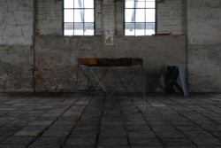 ORA, Stůl ztrámů – foto