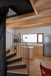 Celé přízemí je navrženo skromně. Kombinace smrkového dřeva, bílé omítky a okenních otvorů, které rámují pohledy do okolní přírody. A to naprosto stačí. (Chata Bučina v Malé Úpě, studio ADR)