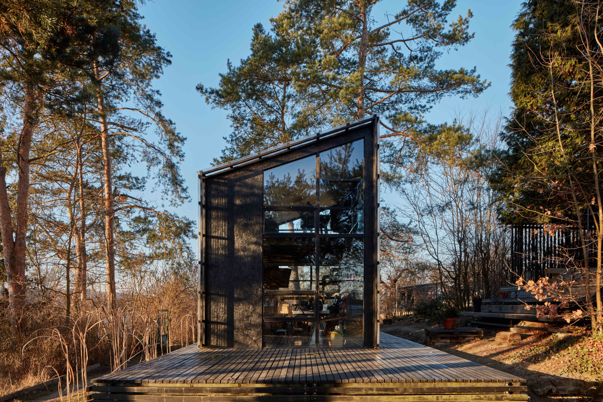 Jiří Zhoř: Dům v osadě Údolí slunce