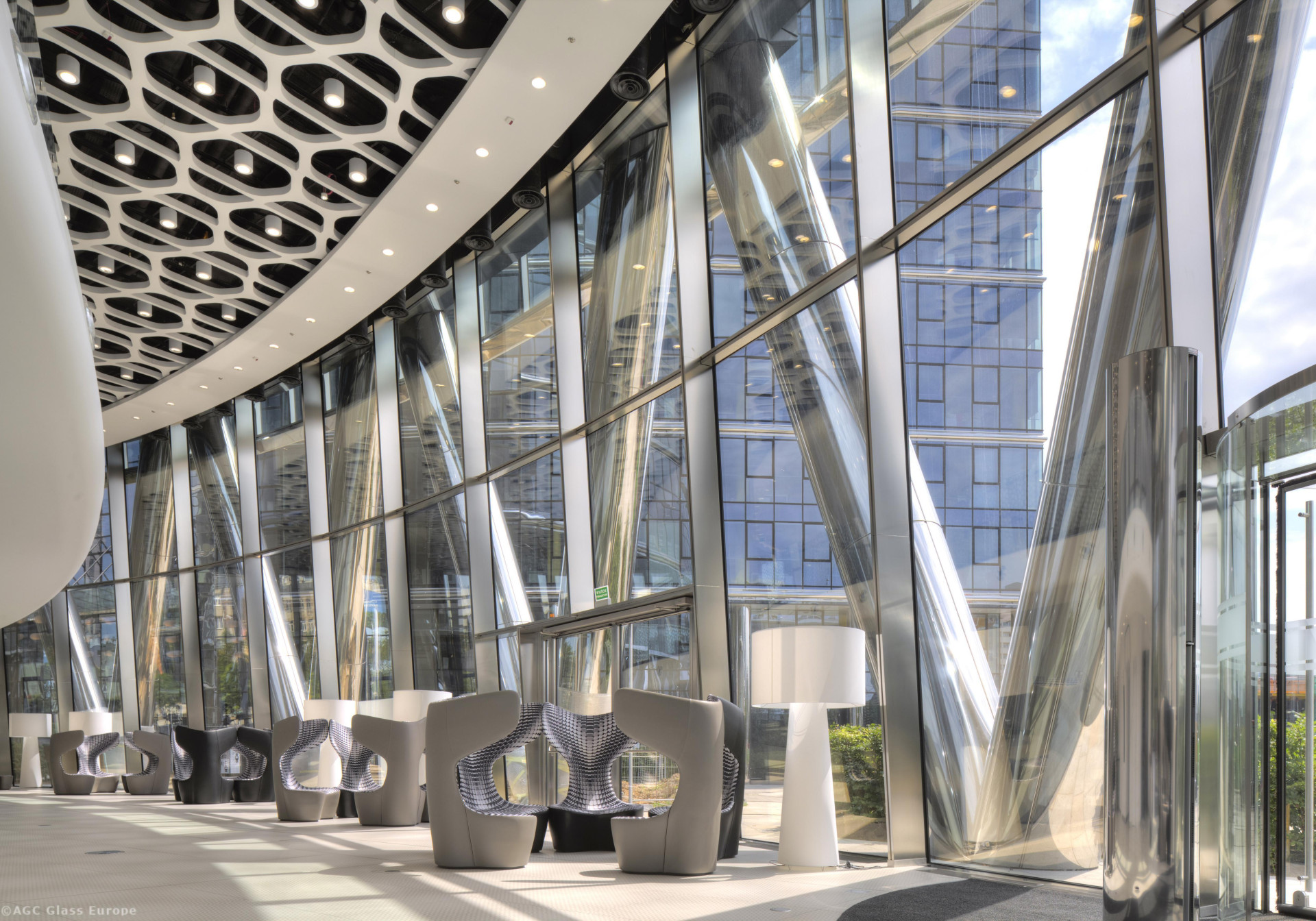 Prosklenou elegantní věž ve Varšavě, která nese název Warsaw Spire, navrhli architekti Jaspers-Eyers Architects.