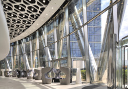 Prosklenou elegantní věž ve Varšavě, která nese název Warsaw Spire, navrhli architekti Jaspers-Eyers Architects.