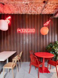 SOA architekti navrhli interiér vietnamské restaurace Pho King v nárožním domě v Popradě.