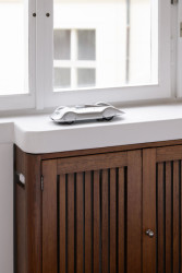 Původní kryt na topení a auto Union Typ C Stromlinien-Rennwagen 1936 (Rekonstrukce funkcionalistického bytu v Praze, architekt Martin Čeněk)