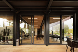 Ve Veselí nad Moravou vzniklo nové Bistro Dog in Dock podobající se lodi. Navrhlo ho architektonické studio Black n’Arch, postavené je z modulů.