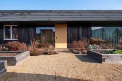 Zahrada rodinného domu u vodní nádrže Kamýk od Atelier Flera