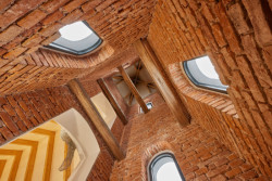 Rekonstrukce kostela sv. Josefa ve Slavětíně, ATELIER TSUNAMI: Zdivo věže bylo zevnitř očištěno a zakonzervováno