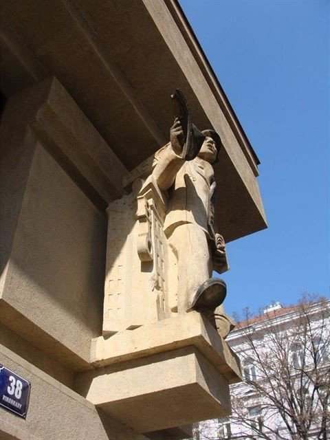 Zajímavé stavby dolní části Vinohradské (Karel Dvořák, plastiky ve stylu civilismu na konstruktivistické školy) - foto