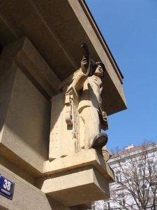 Zajímavé stavby dolní části Vinohradské (Karel Dvořák, plastiky ve stylu civilismu na konstruktivistické školy) - foto