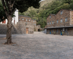 Architekti ji usměrnili rastrem dlažby, je uspořádaná do kruhu.