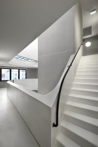 Aulík Fišer architekti realizovali polyfunkční dům v Libni, který reaguje na urbanisticky nejednotnou městskou zástavbu
