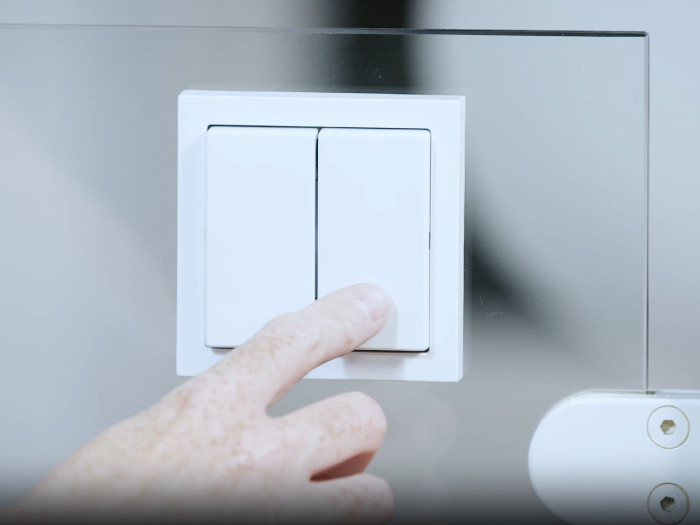 Smart Switch se jednoduše nalepí kamkoliv je třeba: na sklo, mramor, dřevo, kov nebo beton.