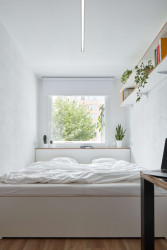 Ukrojením z jeho plochy vznikla nová ložnice s pracovním koutem. (Panelákový byt na Jarově, Kateřina Hodková a Markéta Smrčková)