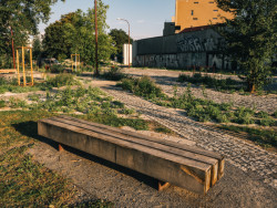 Posedět si můžete na lavičkách z betonu nebo silných dřevěných pražců. (Park U Vody v Praze-Holešovicích, YYYY)
