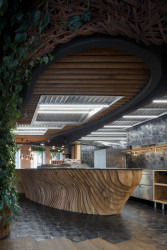 Steak Restaurant v prostorách bývalé STK autodílny, Komplits