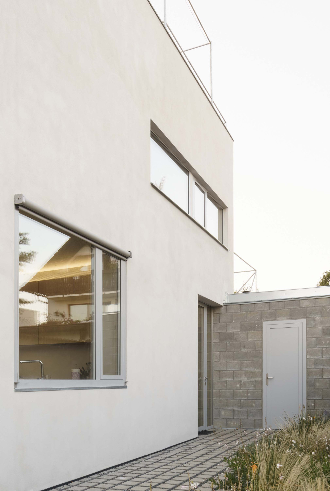 K hlavní hmotě domu přiléhá jednopodlažní přístavek – jakýsi appendix. V něm se nachází servisní prostor domu. (Rodinný dům v Radotíně, Papundekl architekti)