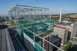 Baťův mrakodrap ve Zlíně se dočkal nové fasády. Lešení pro rekonstrukci dodala společnost PERI.