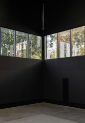 Uvnitř pavilonu, použila se černá výmalba (Rekonstrukce Křižíkových pavilonů na Výstavišti)