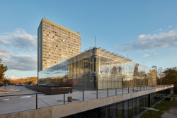 Vedle souboru budov Matematicko-fyzikální fakulty byly postaveny dvě výškové budovy kolejí s menzou