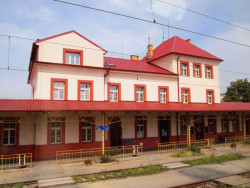 Nádražní budova v Čelákovicích před rekonstrukcí.