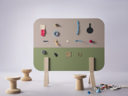 Bulletin Board: Materiál je praktický – snadno se řeže, pohodlně instaluje a současně odolává času – a taky příjemný na dotyk.