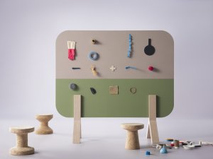 Bulletin Board: Materiál je praktický – snadno se řeže, pohodlně instaluje a současně odolává času – a taky příjemný na dotyk.