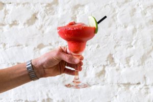 Mr.HotDoG, . Pomyslnou třešničkou na dortu jsou míchané drinky a limonády. - foto