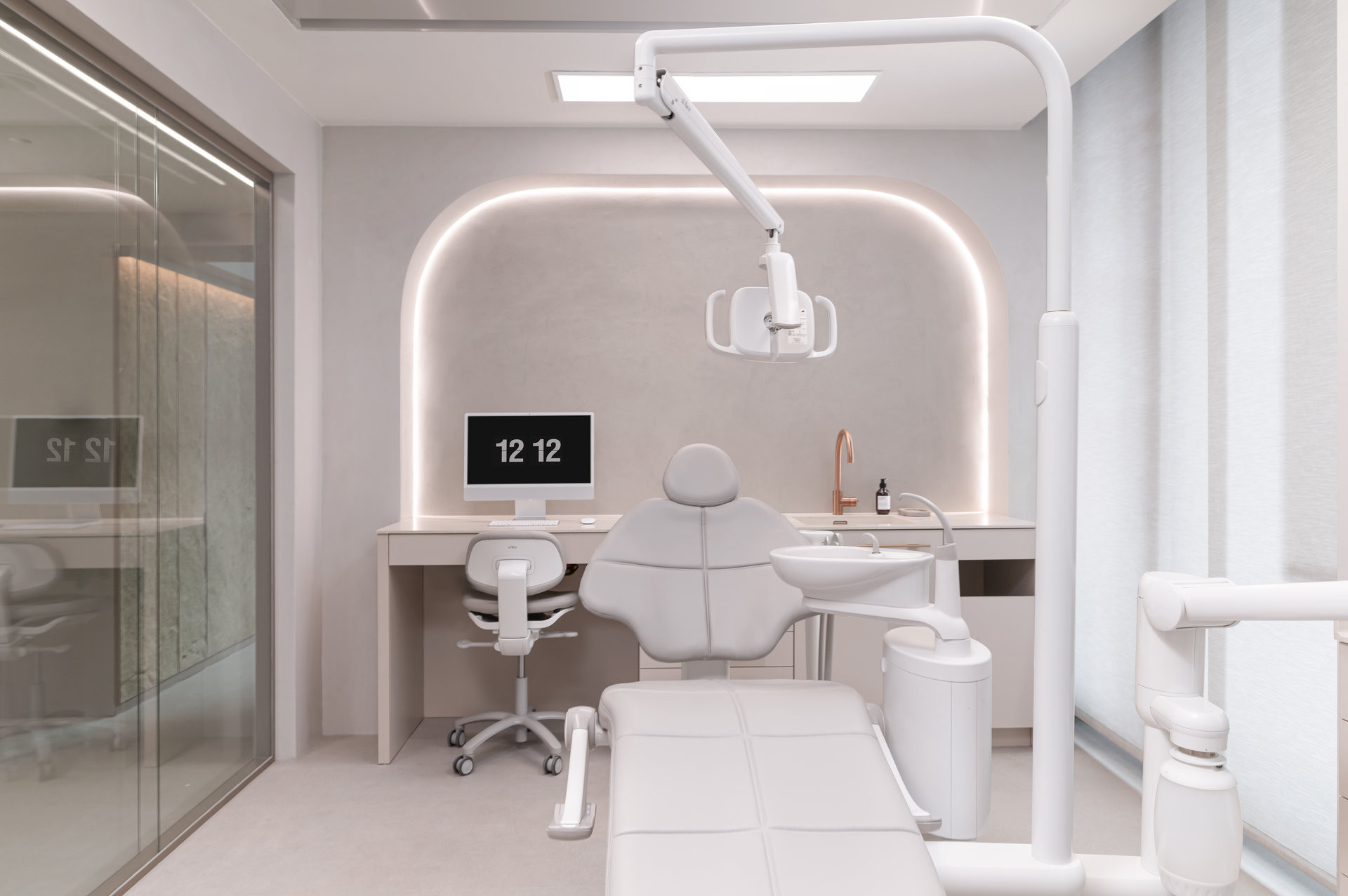 Ordinace jsou ve světlých odstínech, ne však asepticky bílé.