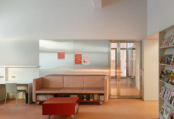 Další nerezové prvky se objevují uvnitř, například na nástěnkách. (Knihovna v Červeném Kostelci; Papundekl architekti)