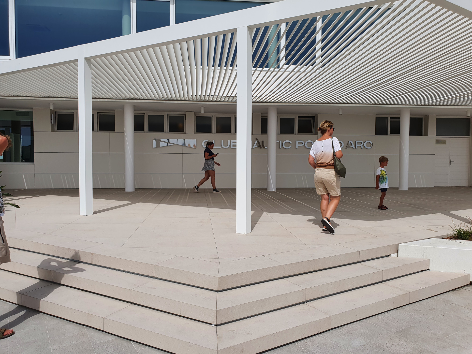 Architekti si vybrali značku RAKO z několika důvodů. Dlaždice musely mimo jiné umožnit plynulý přechod z veřejného mola do soukromé části s klubovnou a kanceláří velitele přístavu. Kromě toho byla požadována vysoká protiskluznost (R11B)