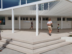 Architekti si vybrali značku RAKO z několika důvodů. Dlaždice musely mimo jiné umožnit plynulý přechod z veřejného mola do soukromé části s klubovnou a kanceláří velitele přístavu. Kromě toho byla požadována vysoká protiskluznost (R11B)