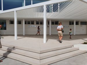 Architekti si vybrali značku RAKO z několika důvodů. Dlaždice musely mimo jiné umožnit plynulý přechod z veřejného mola do soukromé části s klubovnou a kanceláří velitele přístavu. Kromě toho byla požadována vysoká protiskluznost (R11B)