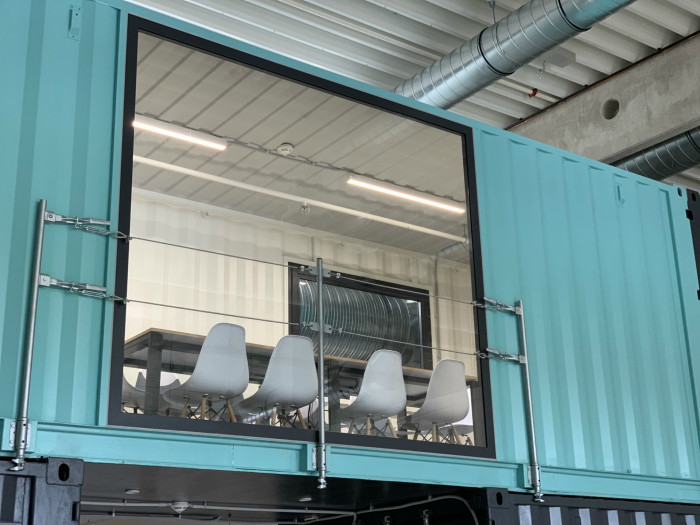 Kontejnerová stěna prodejny Kolovna, Hast Retail.