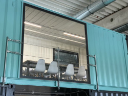 Kontejnerová stěna prodejny Kolovna, Hast Retail.